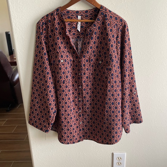 NY Collection Plus Size 3/4 Roll Tab Sleeve Y-Neck Blouse - Picture 3 of 5